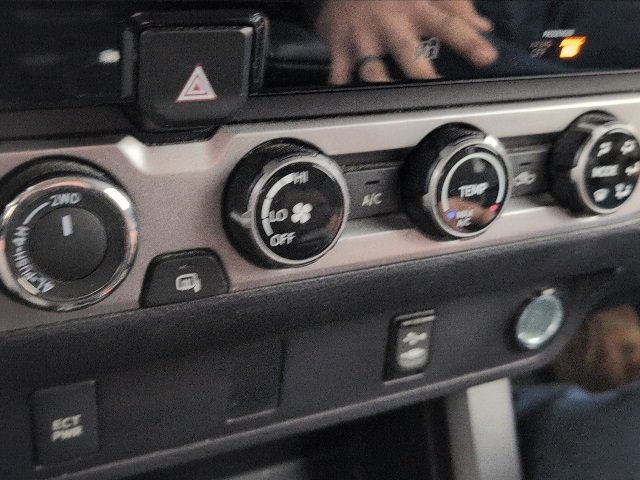 Used 2016 Toyota Tacoma SR image 12