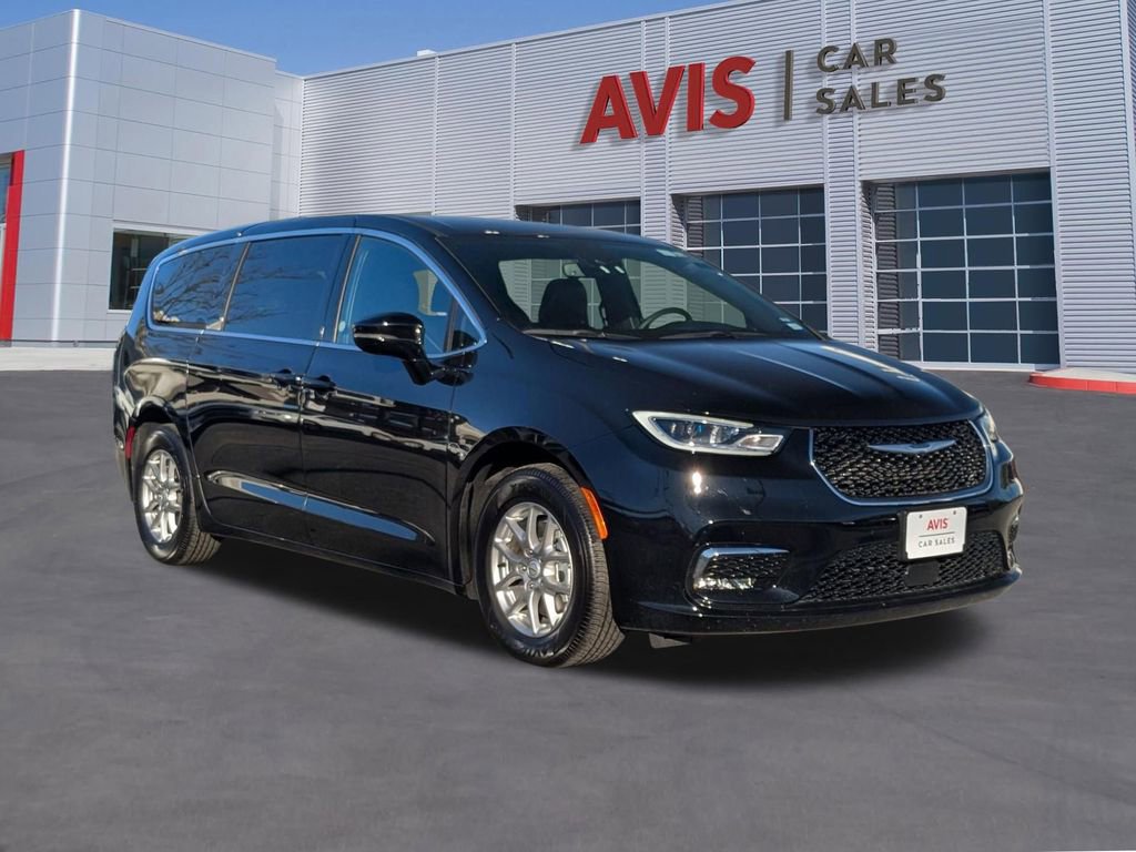 Used 2025 Chrysler Pacifica Select image 9