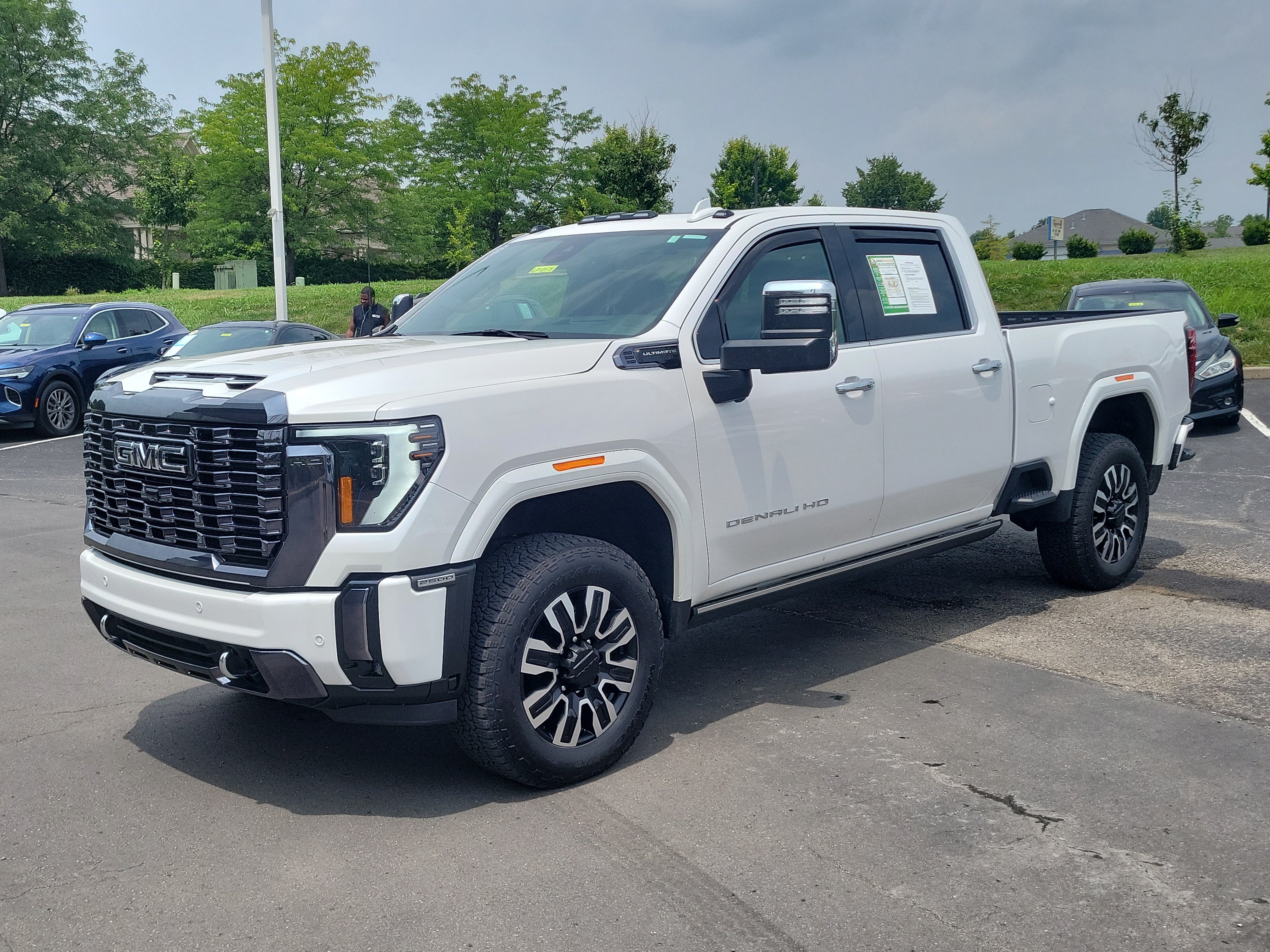 Used 2024 GMC Sierra 2500 Denali Ultimate AWD/4WD image 2