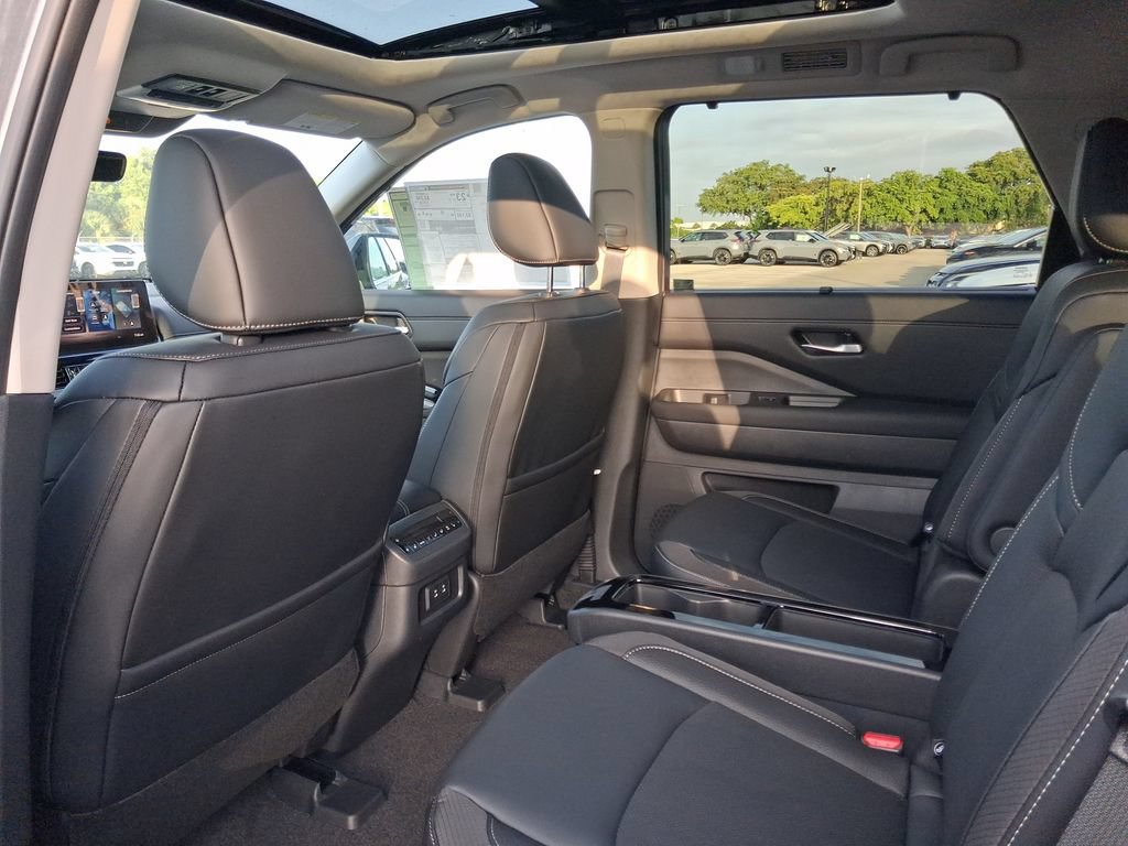 New 2026 Nissan Pathfinder SL w/ SL Premium Package (P04) FWD image 5
