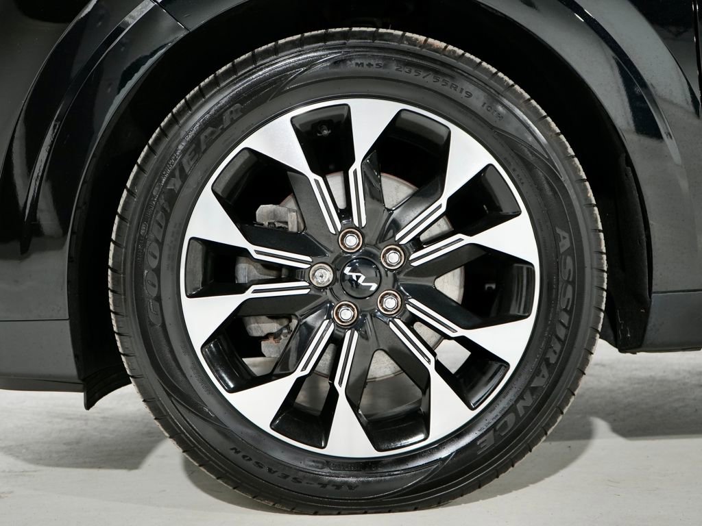 Used 2023 Kia Carnival EX image 32