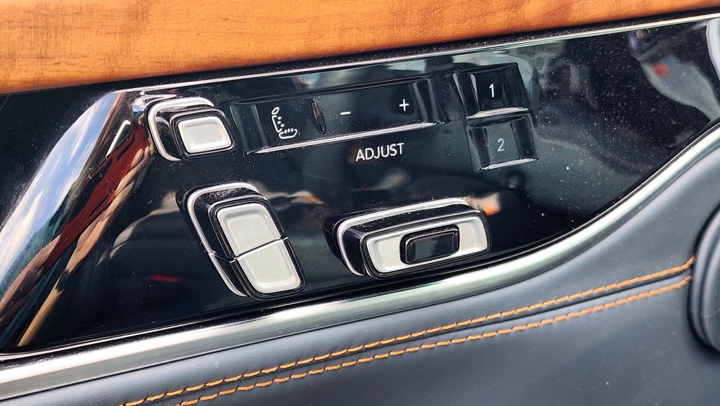 Used 2024 Jeep Grand Wagoneer L Series III w/ Rear Seat Video Group 1 AWD/4WD image 22