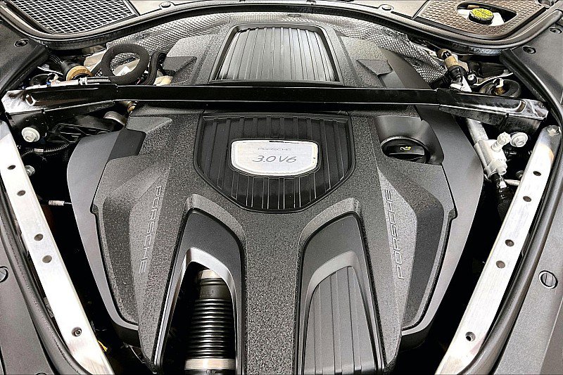 Used 2019 Porsche Panamera w/ Premium Package image 31