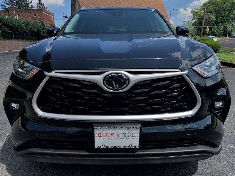 Used 2020 Toyota Highlander XLE AWD/4WD image 2
