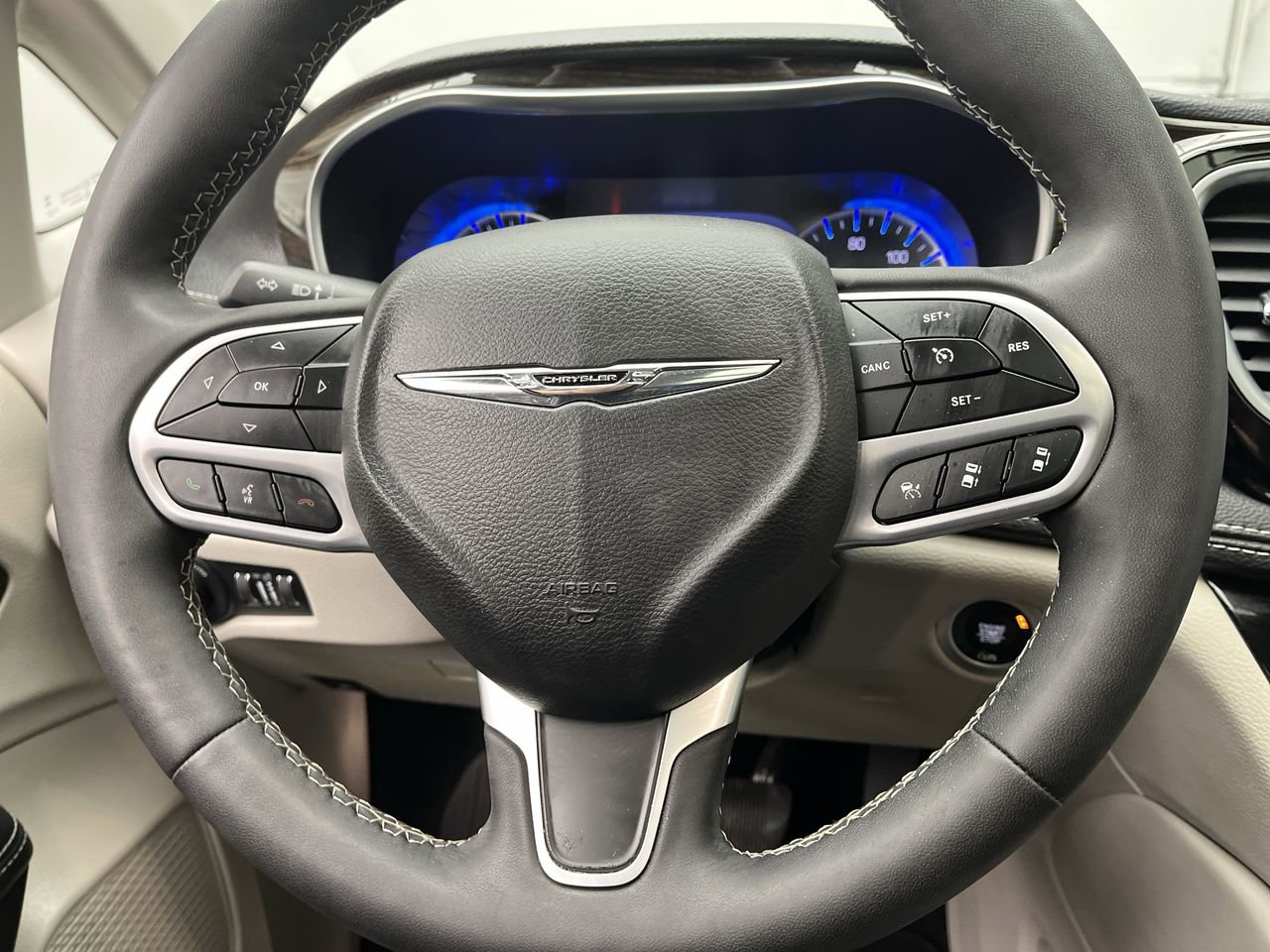 Used 2024 Chrysler Pacifica Limited FWD image 16