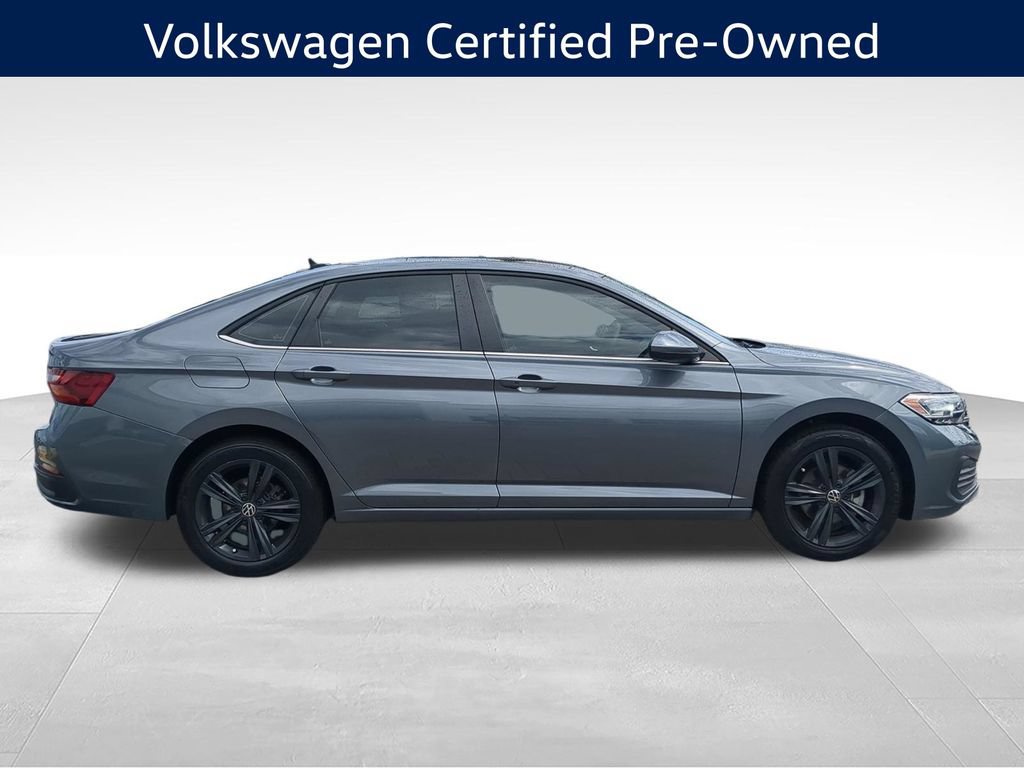 Used 2024 Volkswagen Jetta SE w/ Panoramic Sunroof Package FWD image 2