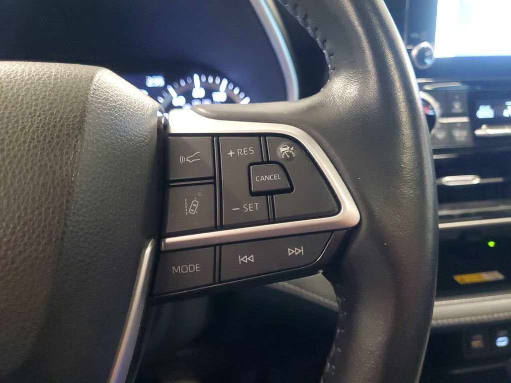 Used 2023 Toyota Highlander XLE image 24