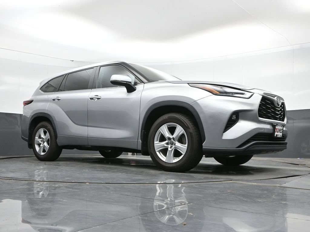Used 2024 Toyota Highlander LE AWD/4WD image 42