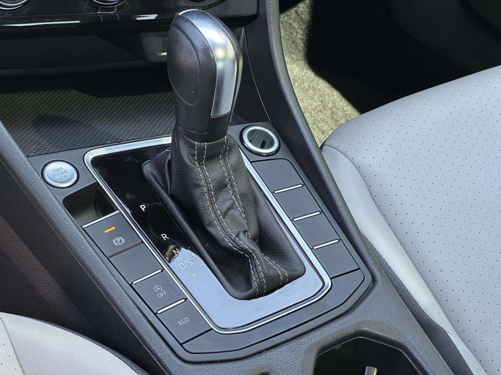 Used 2020 Volkswagen Jetta R-Line w/ R-Line Cold Weather Package image 20