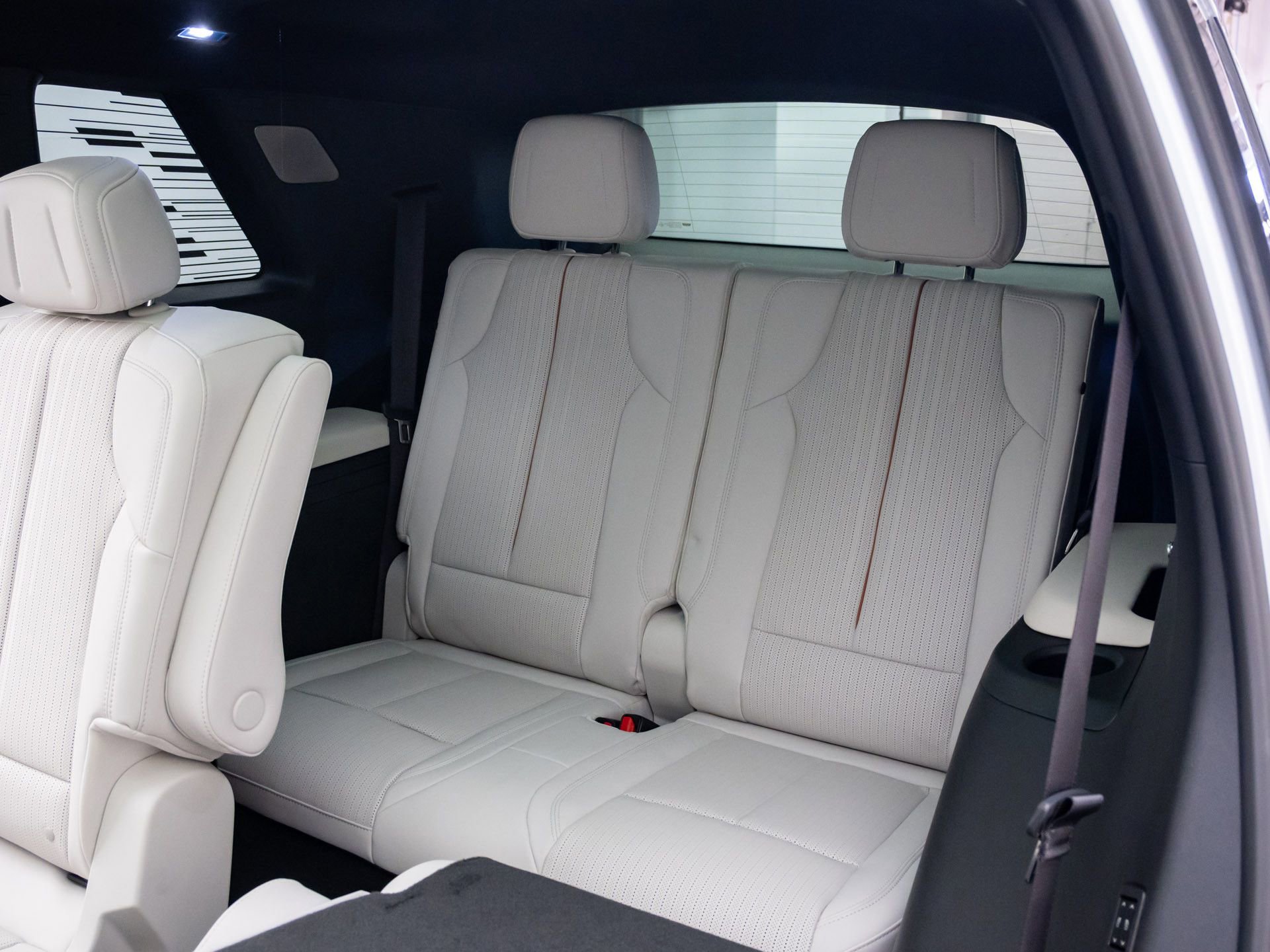 New 2026 Cadillac Vistiq Sport w/ LPO, Floor Liner Package AWD/4WD image 18