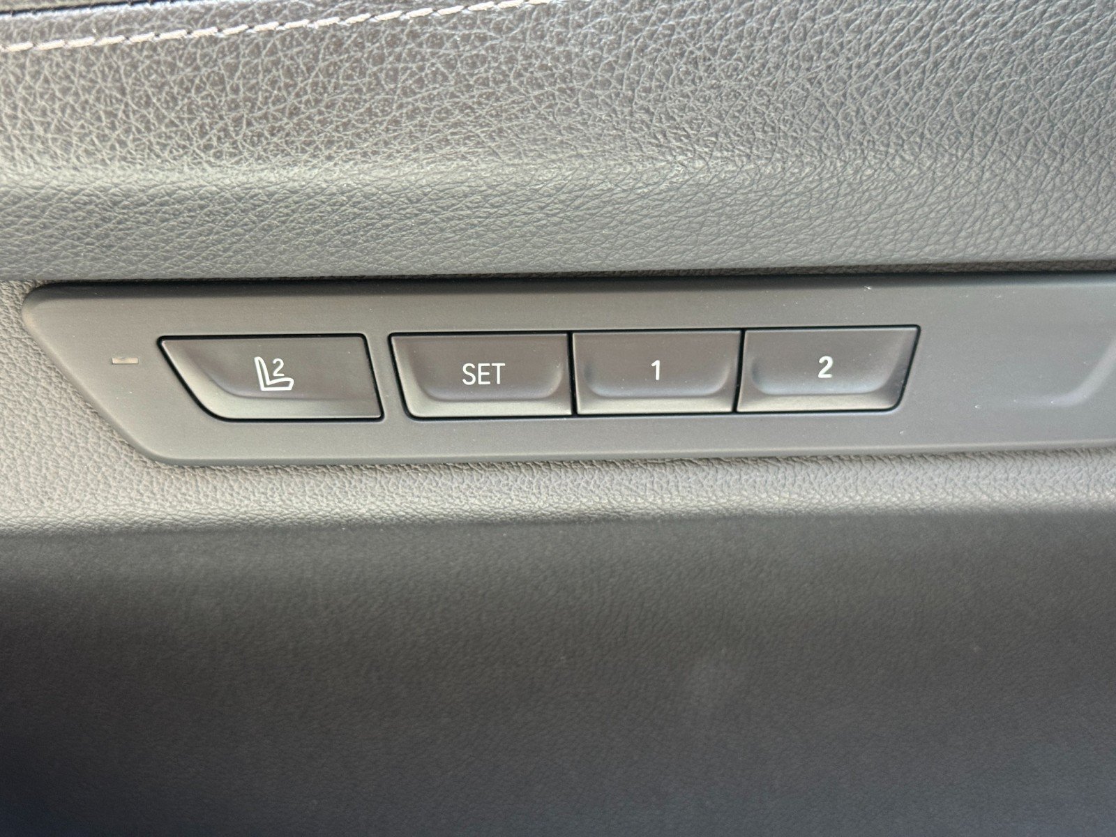 Used 2022 BMW 740i w/ M Sport Package RWD image 19