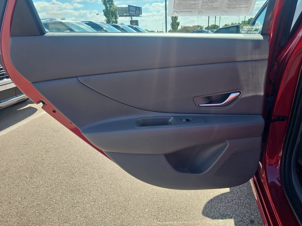Certified 2025 Hyundai Elantra SEL FWD image 30
