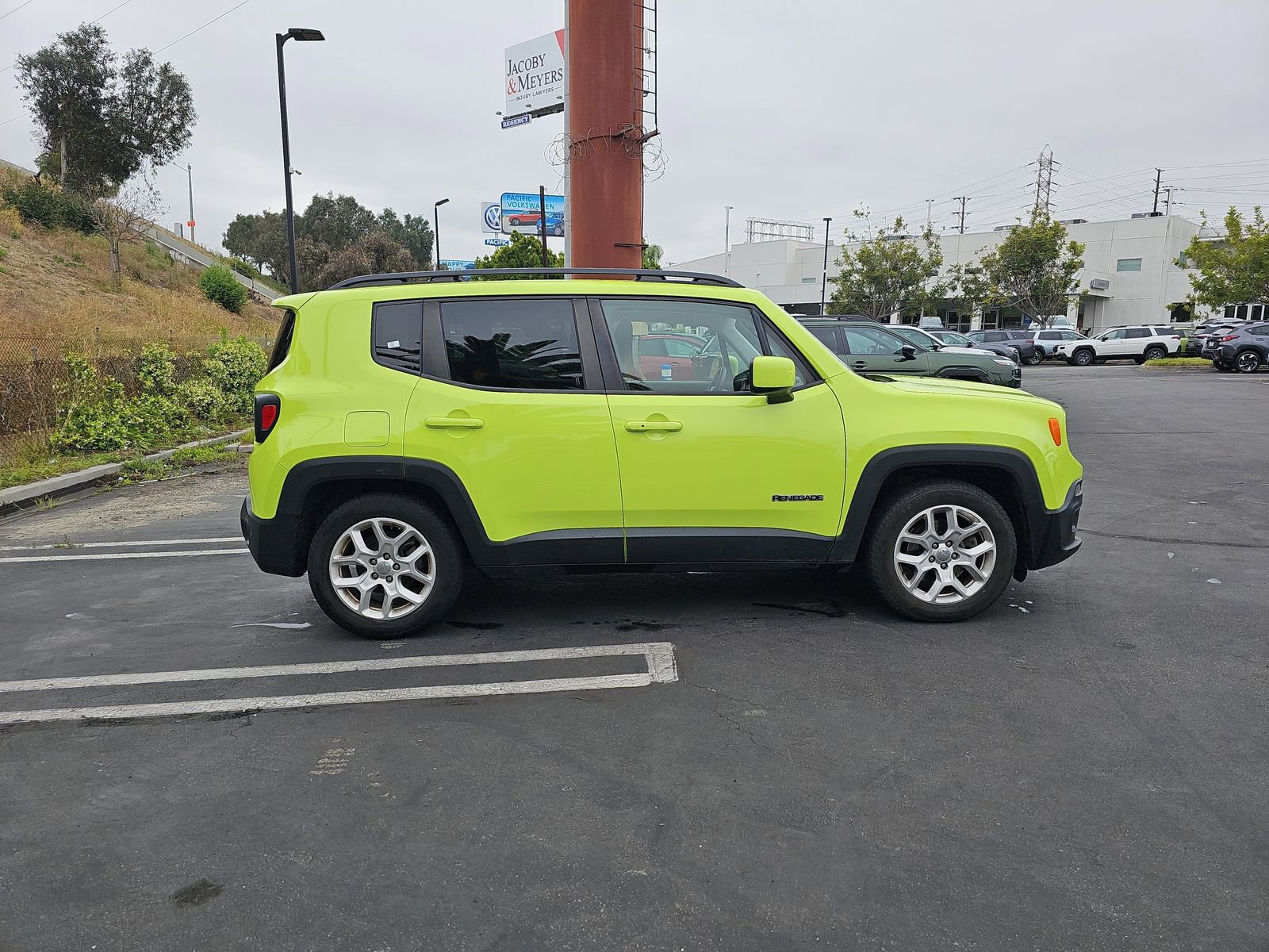 Used 2018 Jeep Renegade Latitude w/ Advanced Technology Group FWD image 8