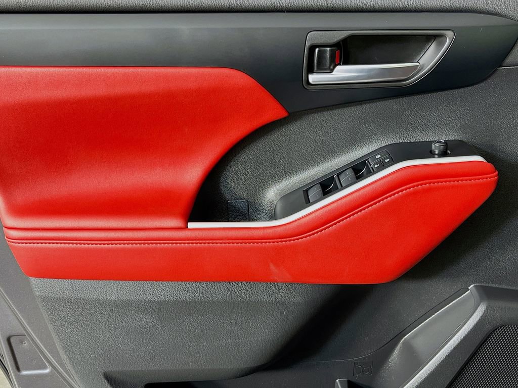 Used 2025 Toyota Highlander Limited AWD/4WD image 28