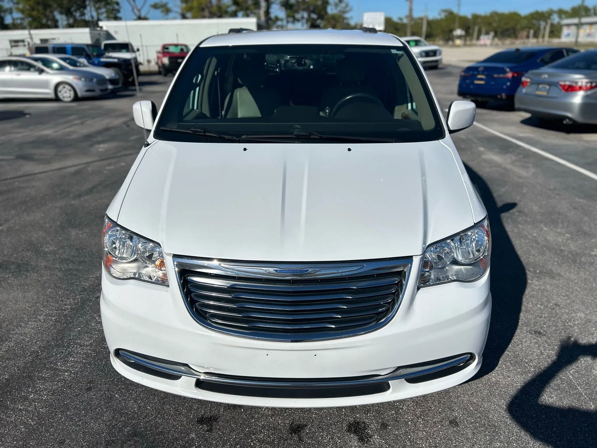 Used 2016 Chrysler Town & Country Touring image 3