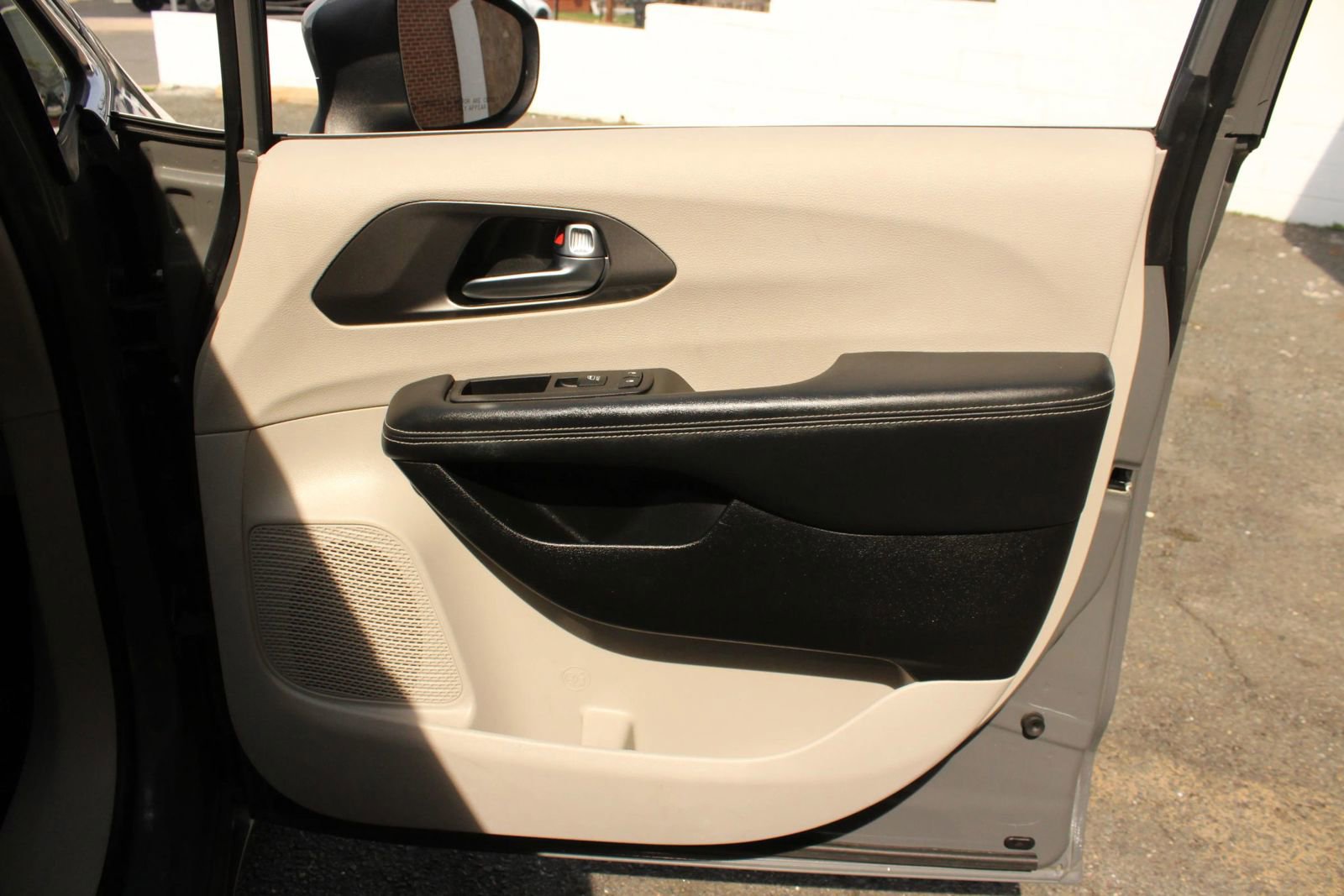Used 2023 Chrysler Pacifica Touring-L FWD image 25