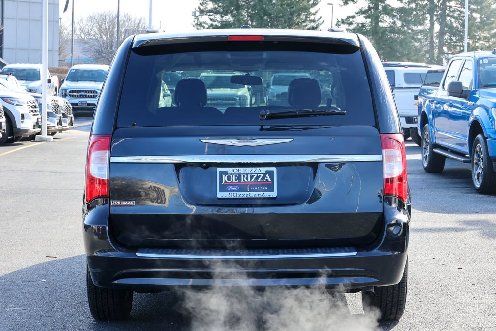Used 2014 Chrysler Town & Country Touring FWD image 22