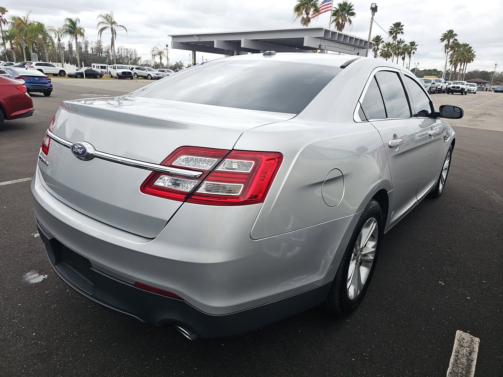 Used 2018 Ford Taurus SE image 6