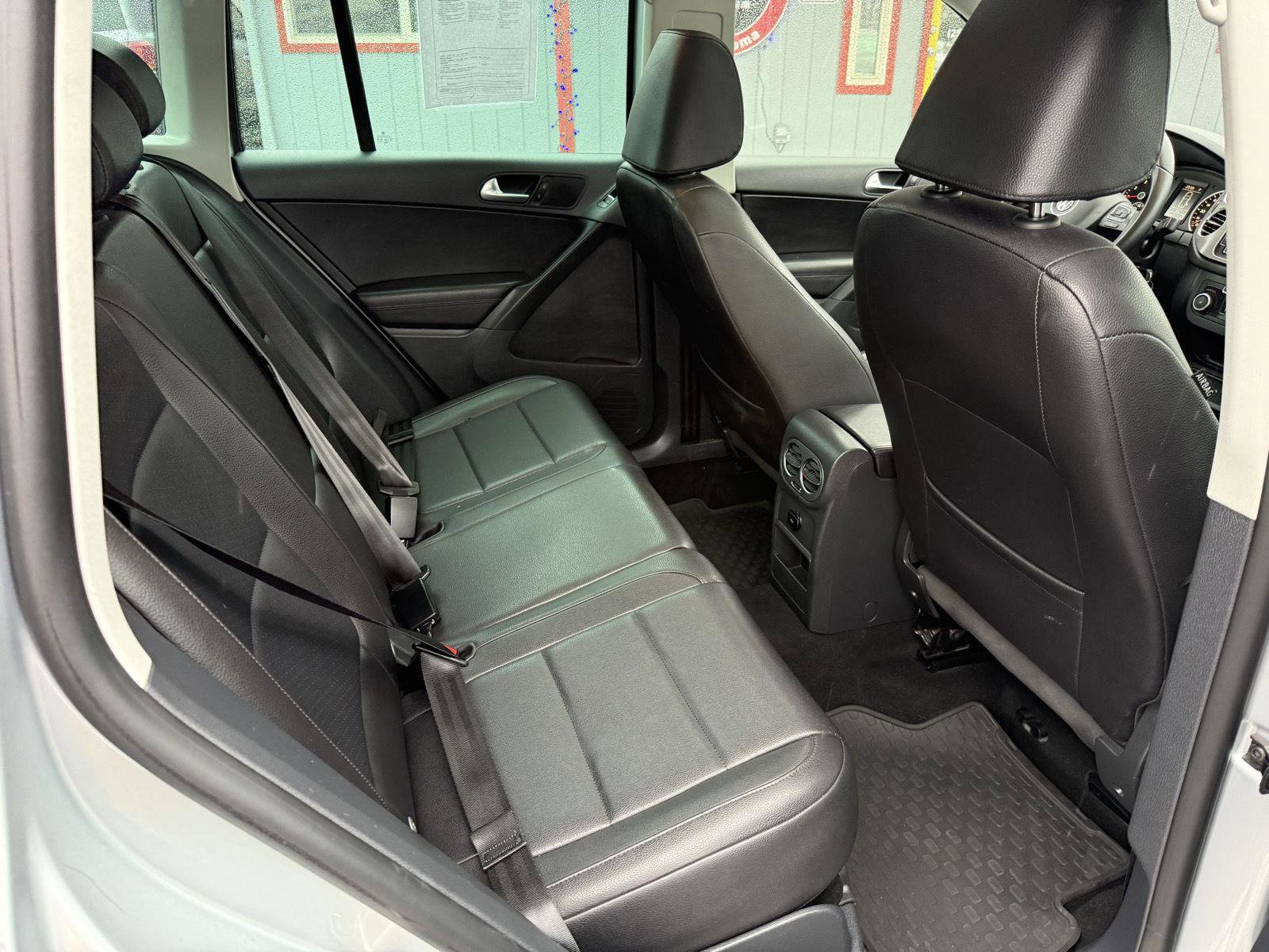 Used 2011 Volkswagen Tiguan SE image 17