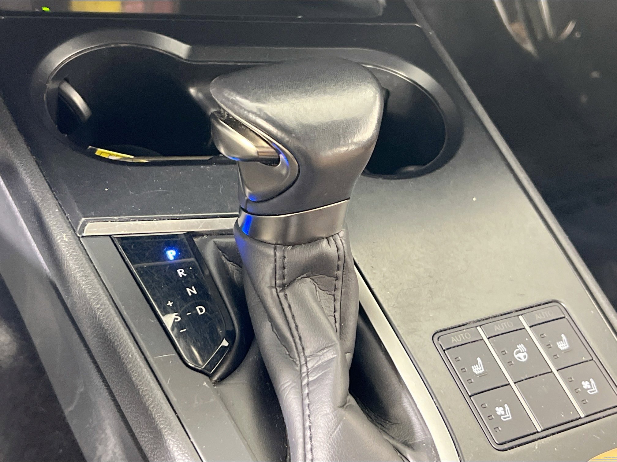 Used 2023 Lexus UX 250h AWD w/ Premium Package image 17