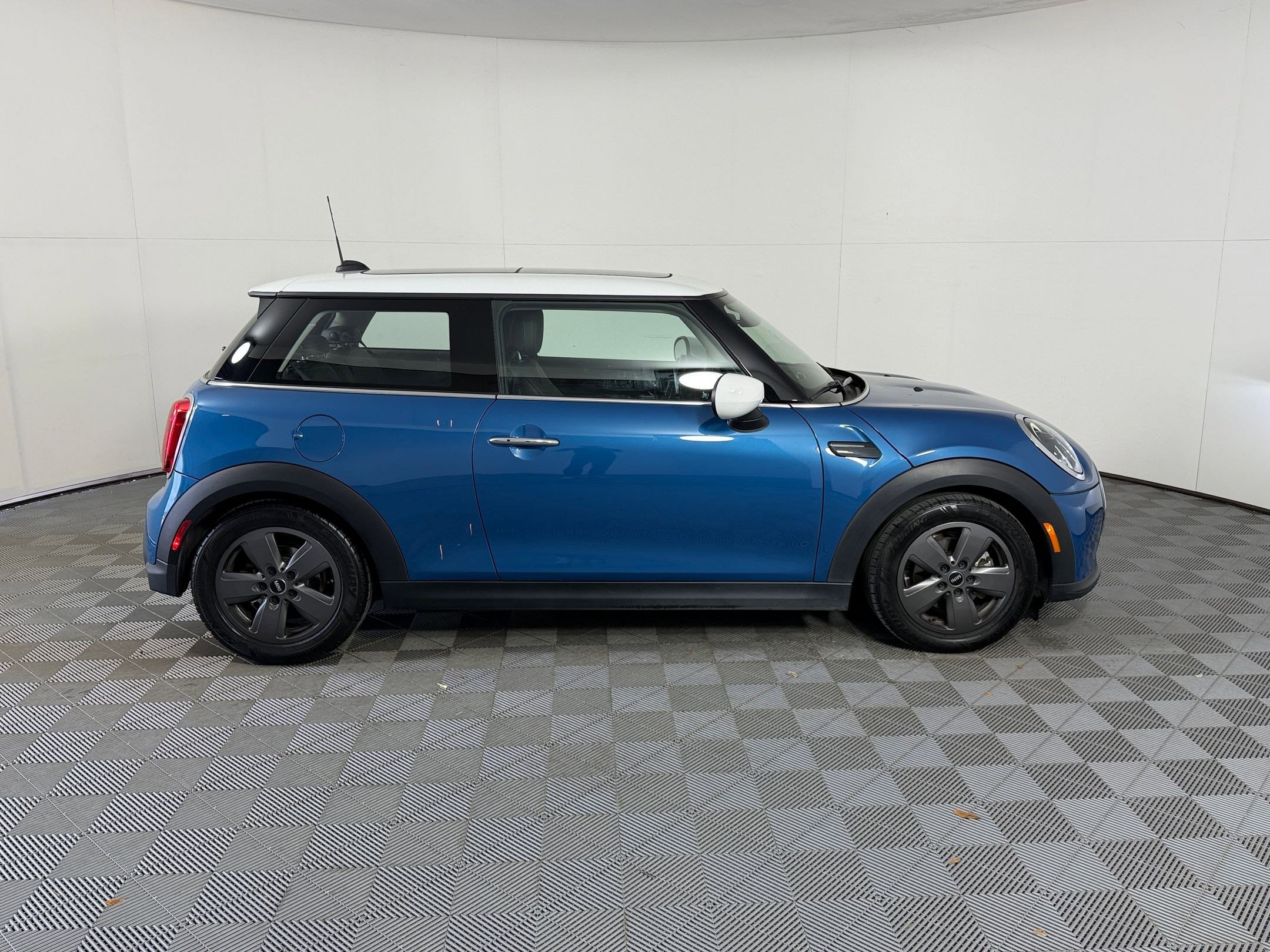 Used 2023 MINI Cooper 2-Door Hardtop image 8