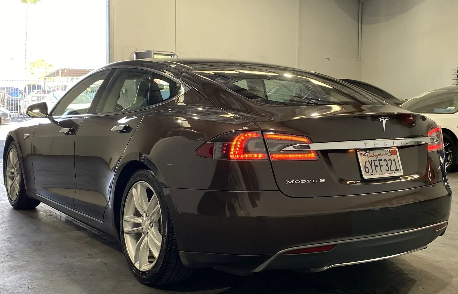 Used 2013 Tesla Model S 85 image 2