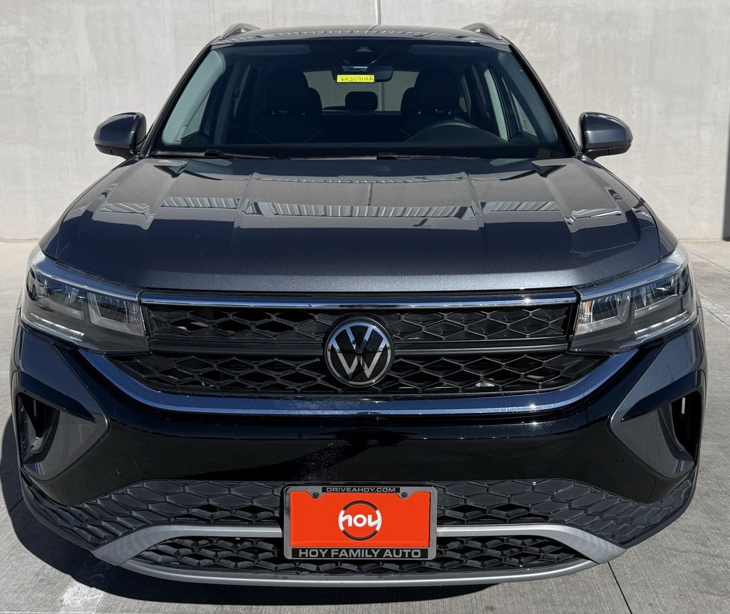 Certified 2023 Volkswagen Taos SE image 2