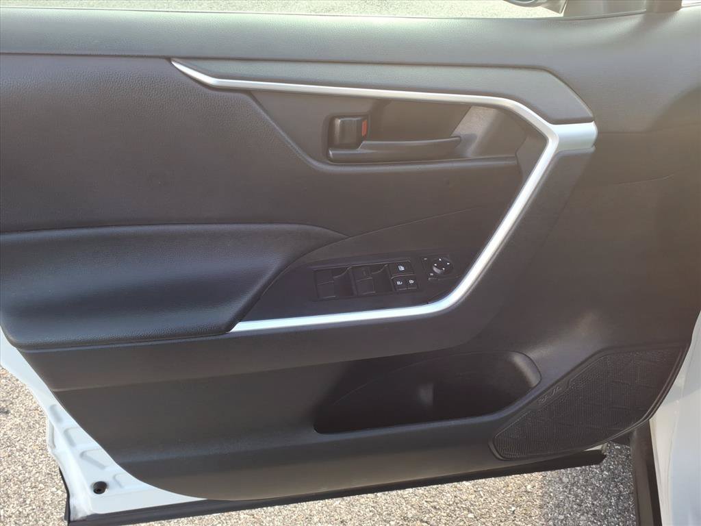 Used 2022 Toyota RAV4 LE AWD/4WD image 23