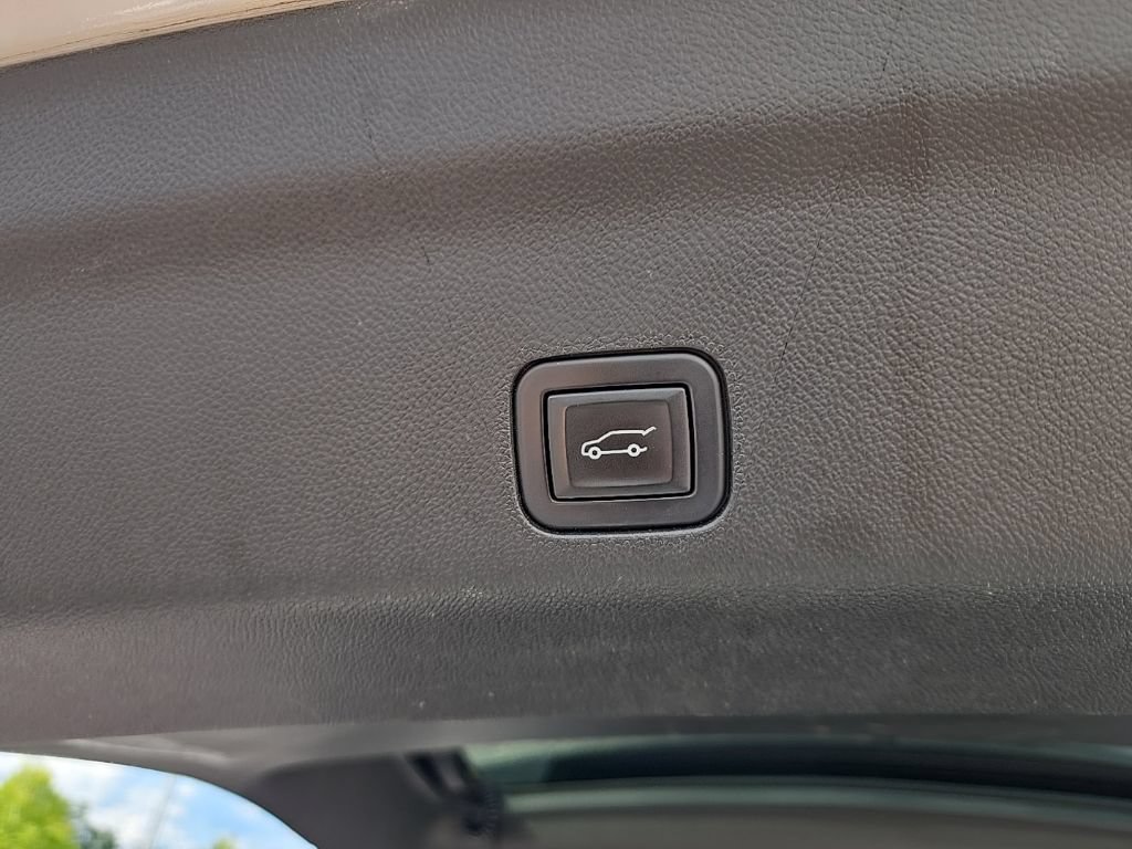 Used 2023 GMC Yukon XL Denali AWD/4WD image 17