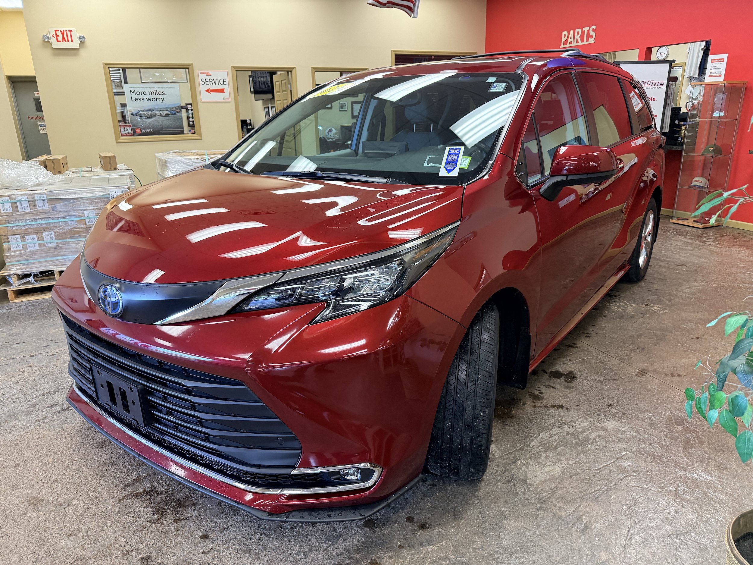 Used 2024 Toyota Sienna XLE w/ XLE Plus Package AWD/4WD image 3