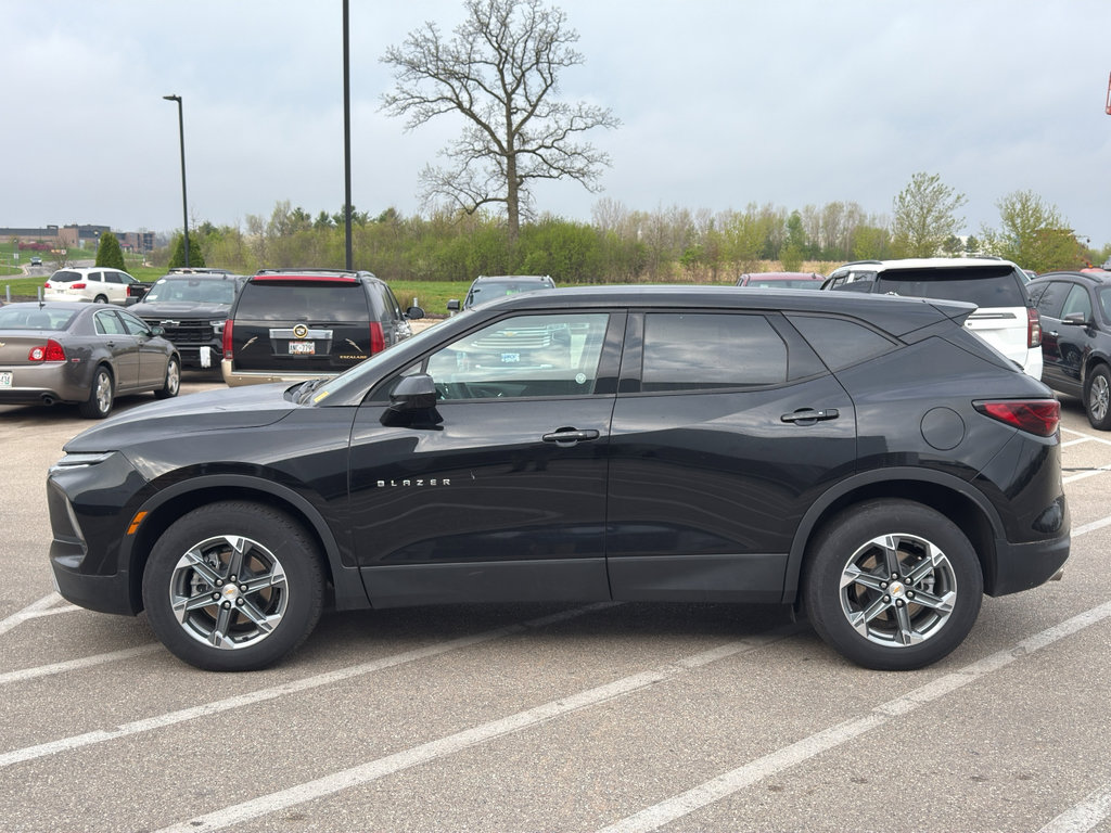 Used 2025 Chevrolet Blazer LT AWD/4WD image 2