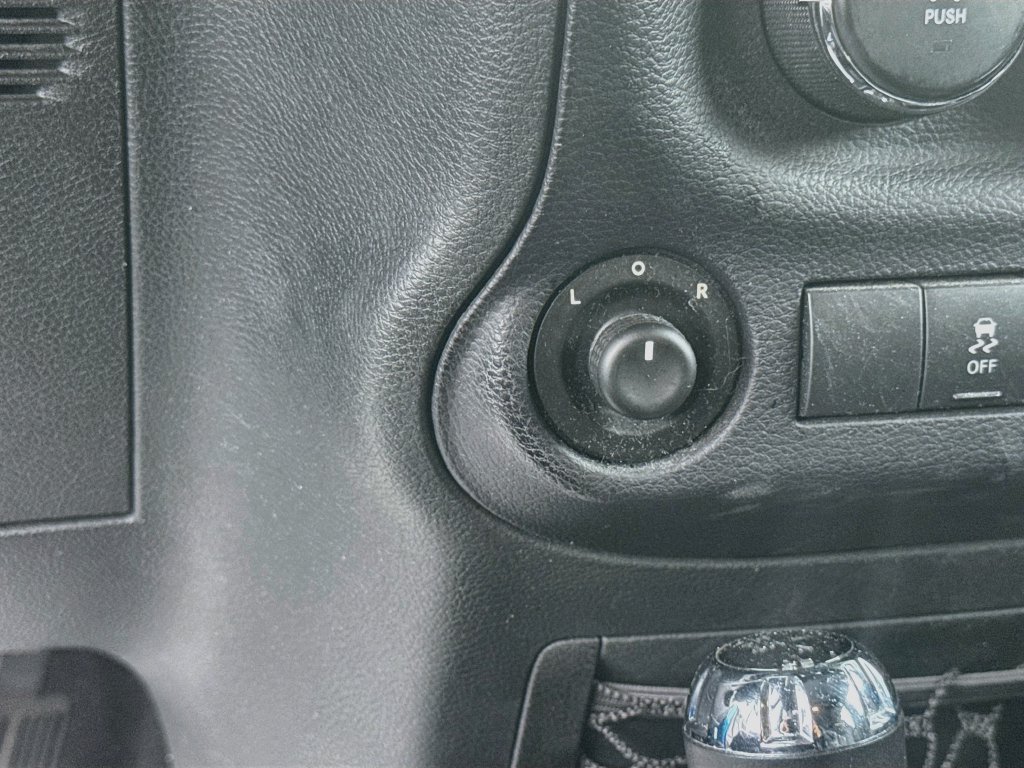Used 2015 Jeep Wrangler Unlimited Sahara w/ Connectivity Group AWD/4WD image 10