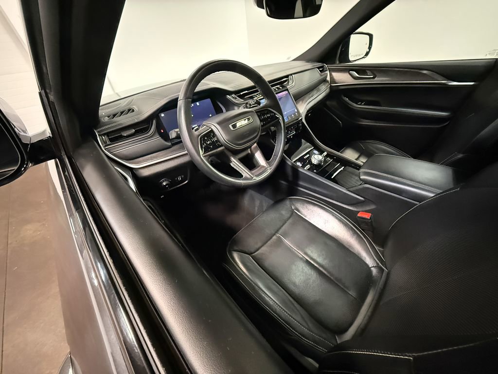 Used 2024 Jeep Grand Cherokee Overland AWD/4WD image 2