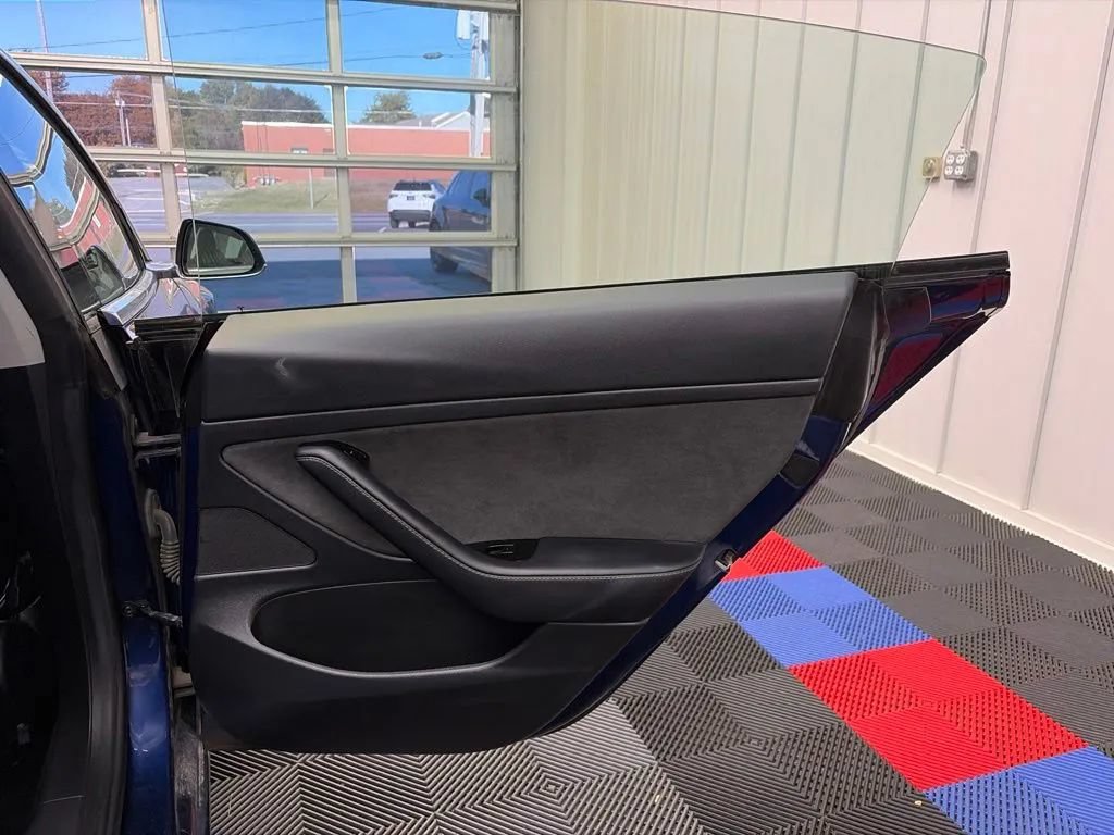 Used 2020 Tesla Model 3 Standard Range RWD image 17