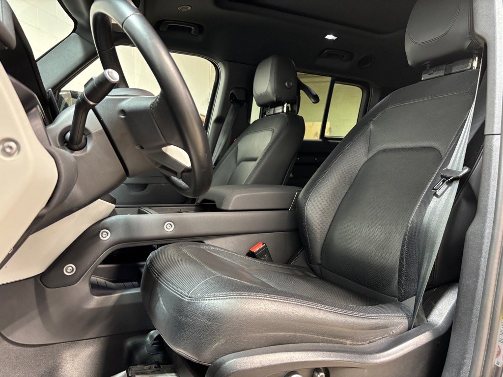 Used 2023 Land Rover Defender 130 X-Dynamic SE image 22