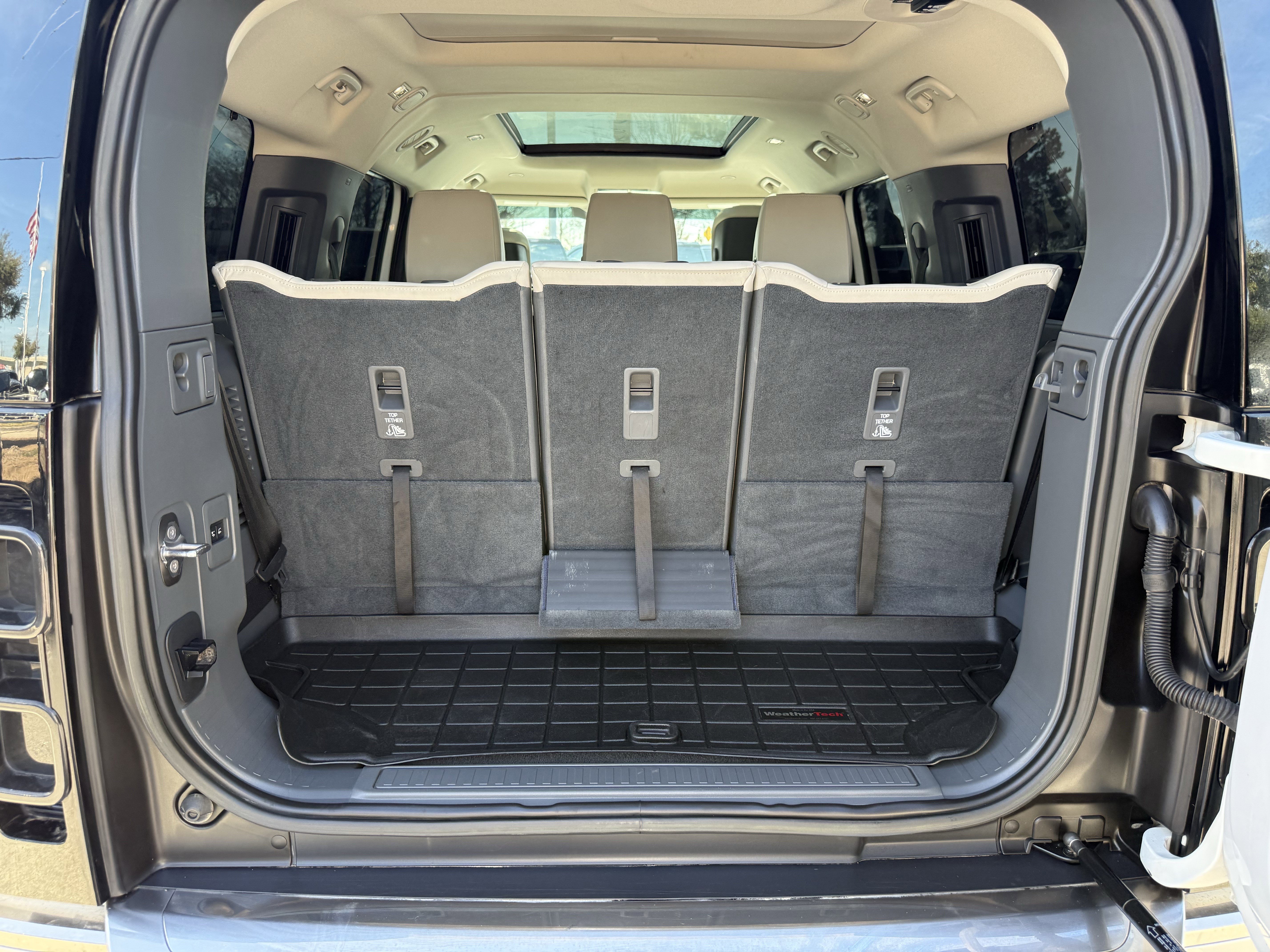 Used 2023 Land Rover Defender 130 First Edition image 31