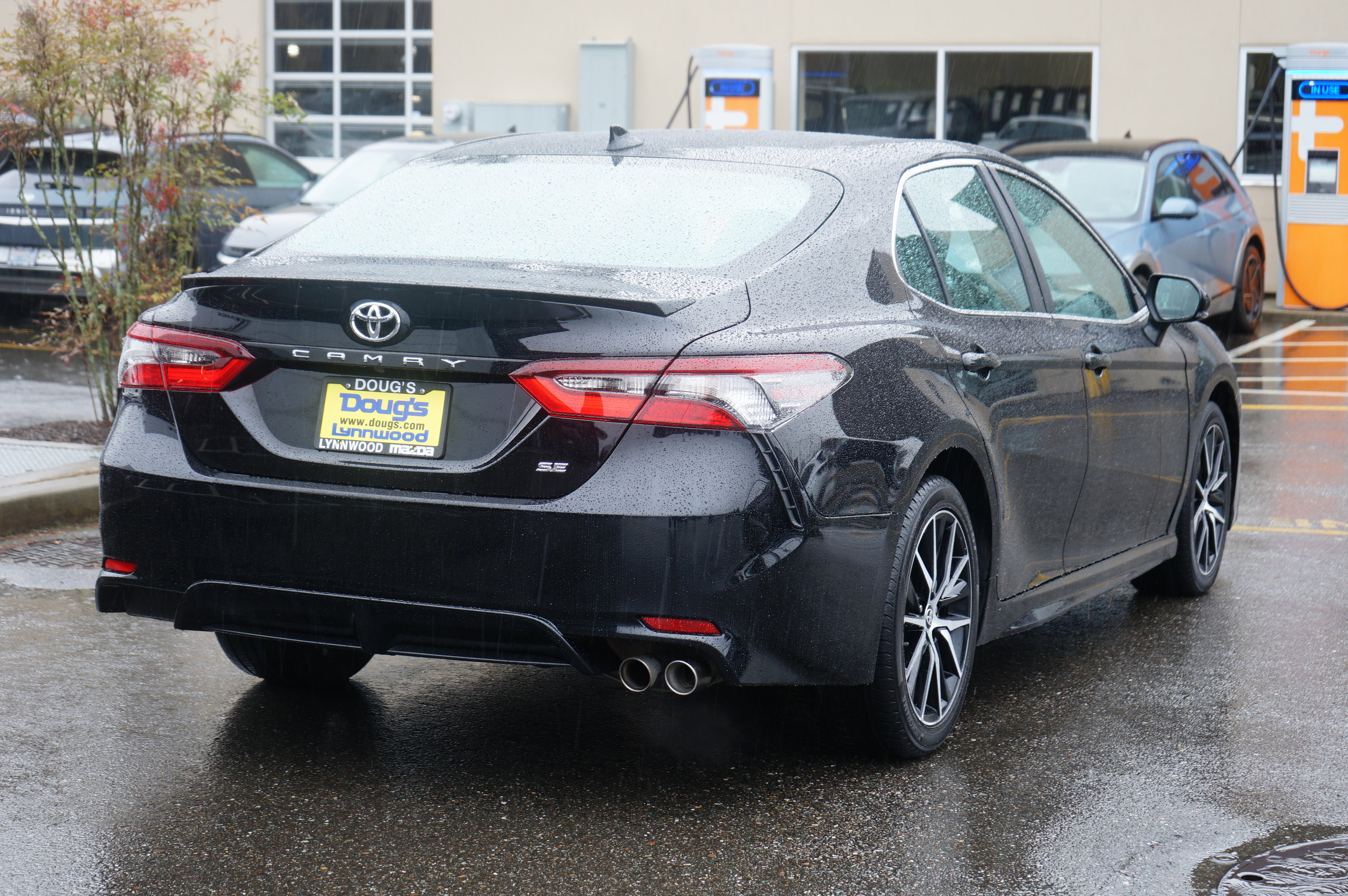 Used 2023 Toyota Camry SE image 3