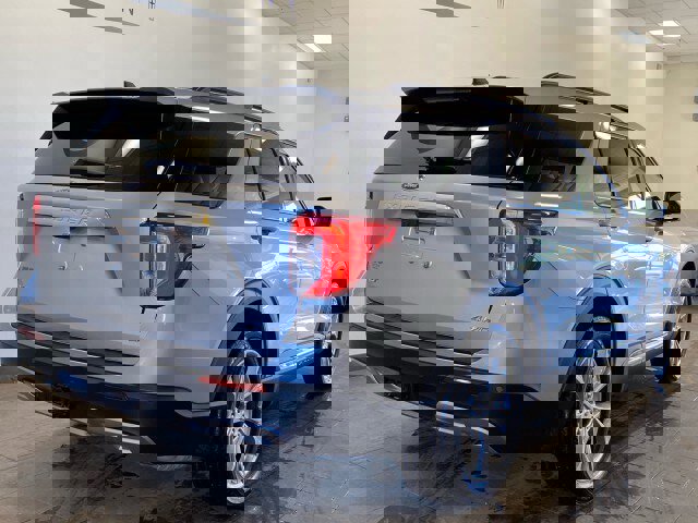 Used 2022 Ford Explorer XLT w/ Equipment Group 202A image 9