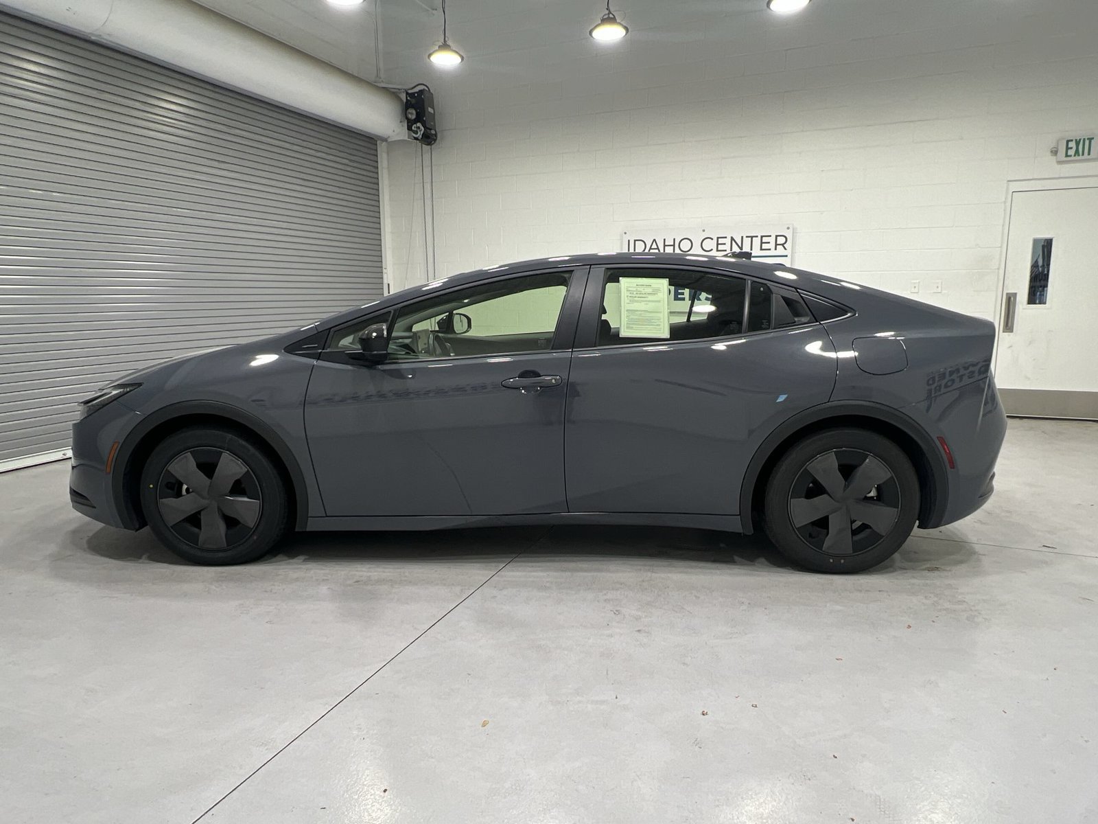 Used 2025 Toyota Prius LE FWD image 5