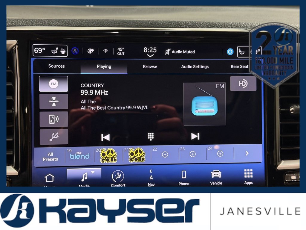 Used 2022 Chrysler Pacifica Touring-L w/ Uconnect Theater Family Group image 12