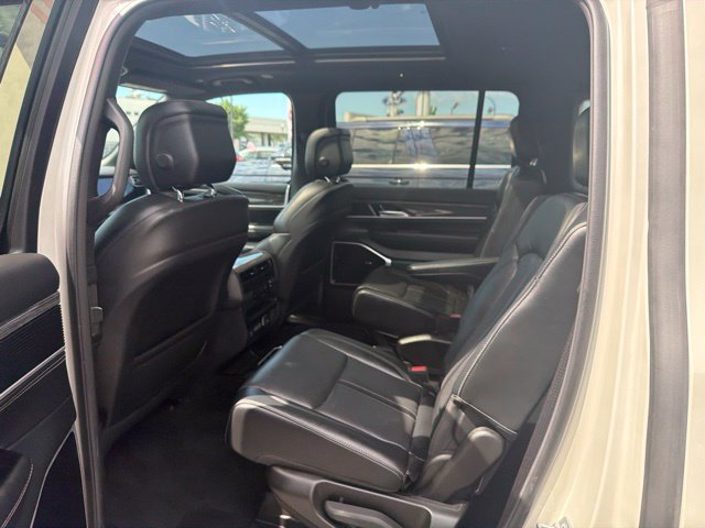 Used 2022 Jeep Wagoneer Series III w/ Premium Group I AWD/4WD image 18