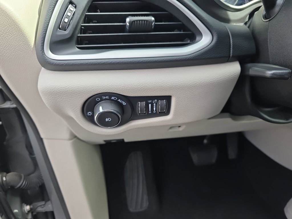 Used 2023 Chrysler Pacifica Touring-L image 20