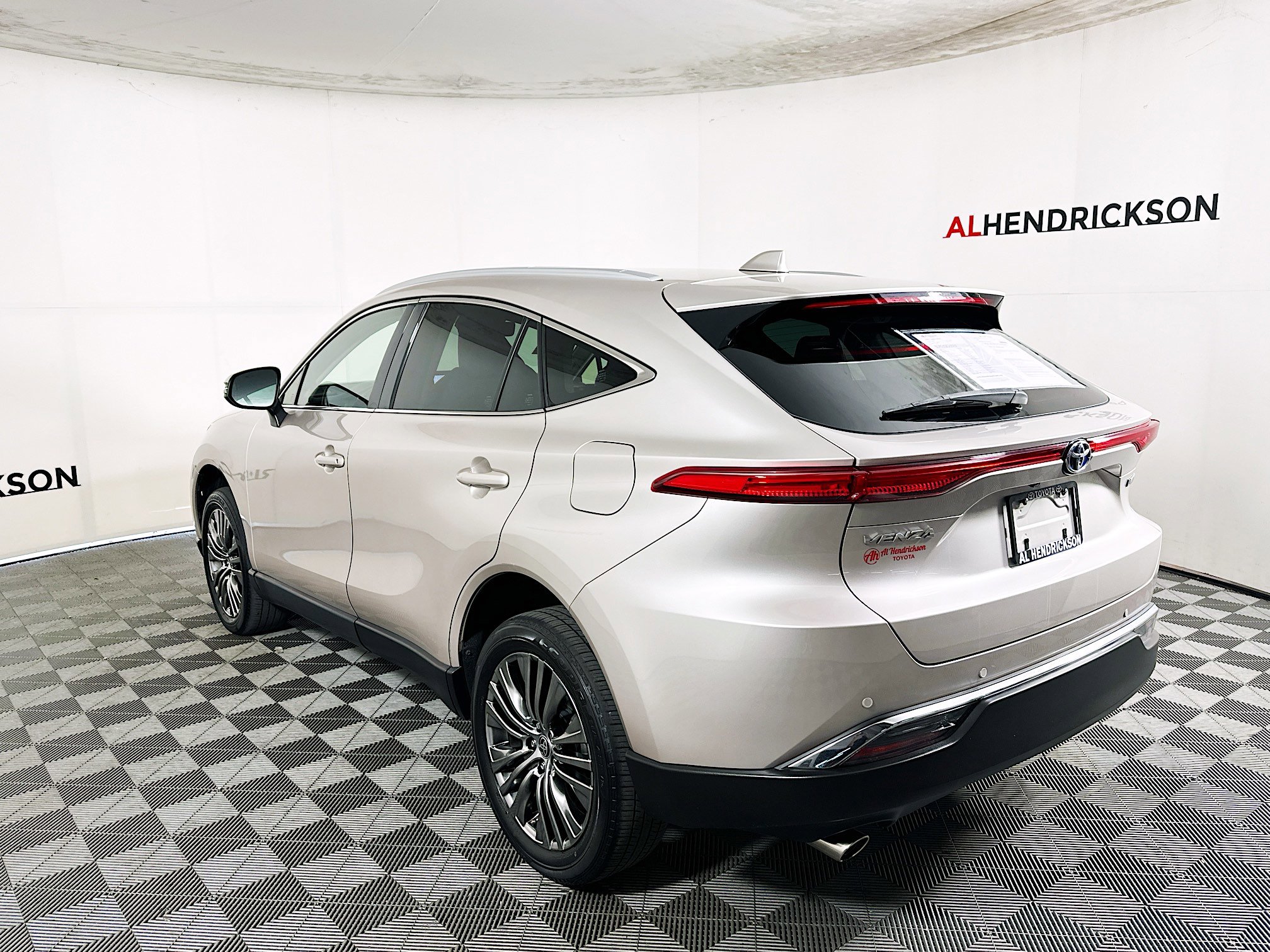 Used 2023 Toyota Venza LE image 5