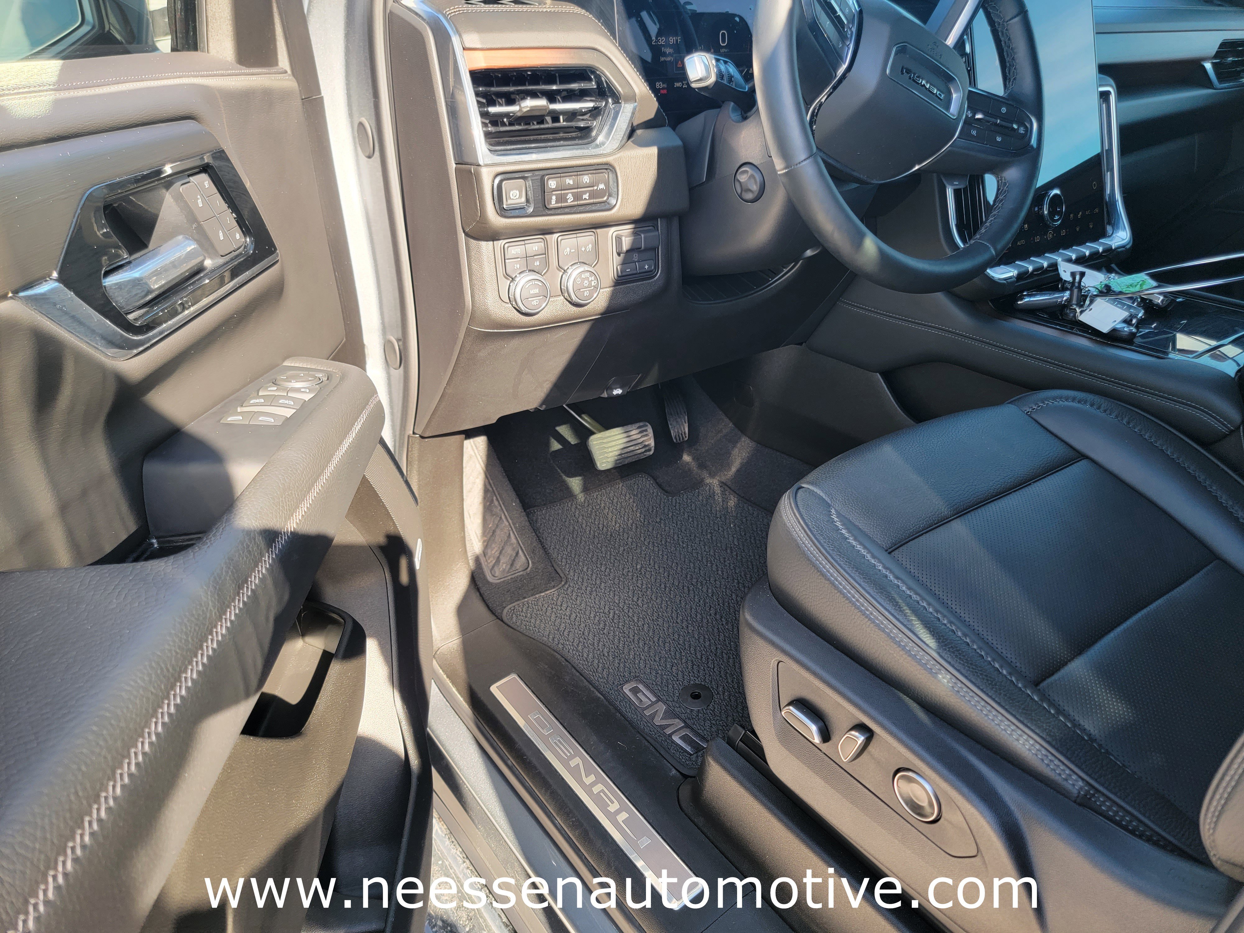 Used 2025 GMC Yukon Denali w/ Sun & Power Step Package image 15