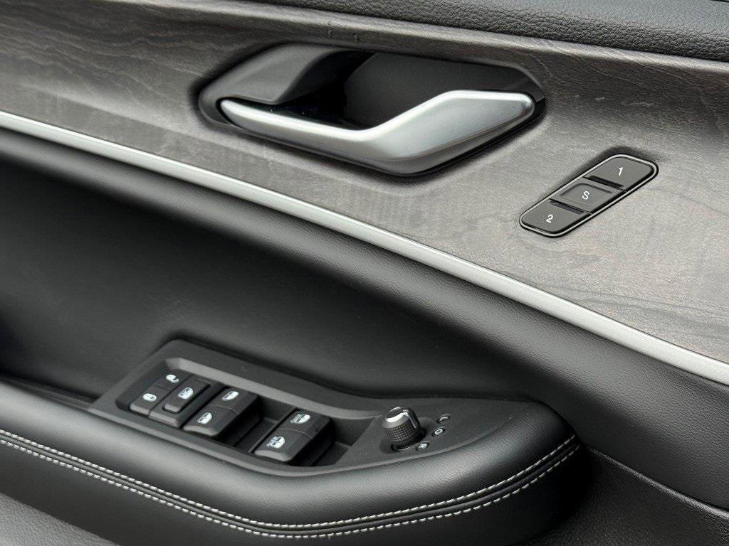 New 2025 Jeep Grand Cherokee L Limited w/ Luxury Tech Group II image 36