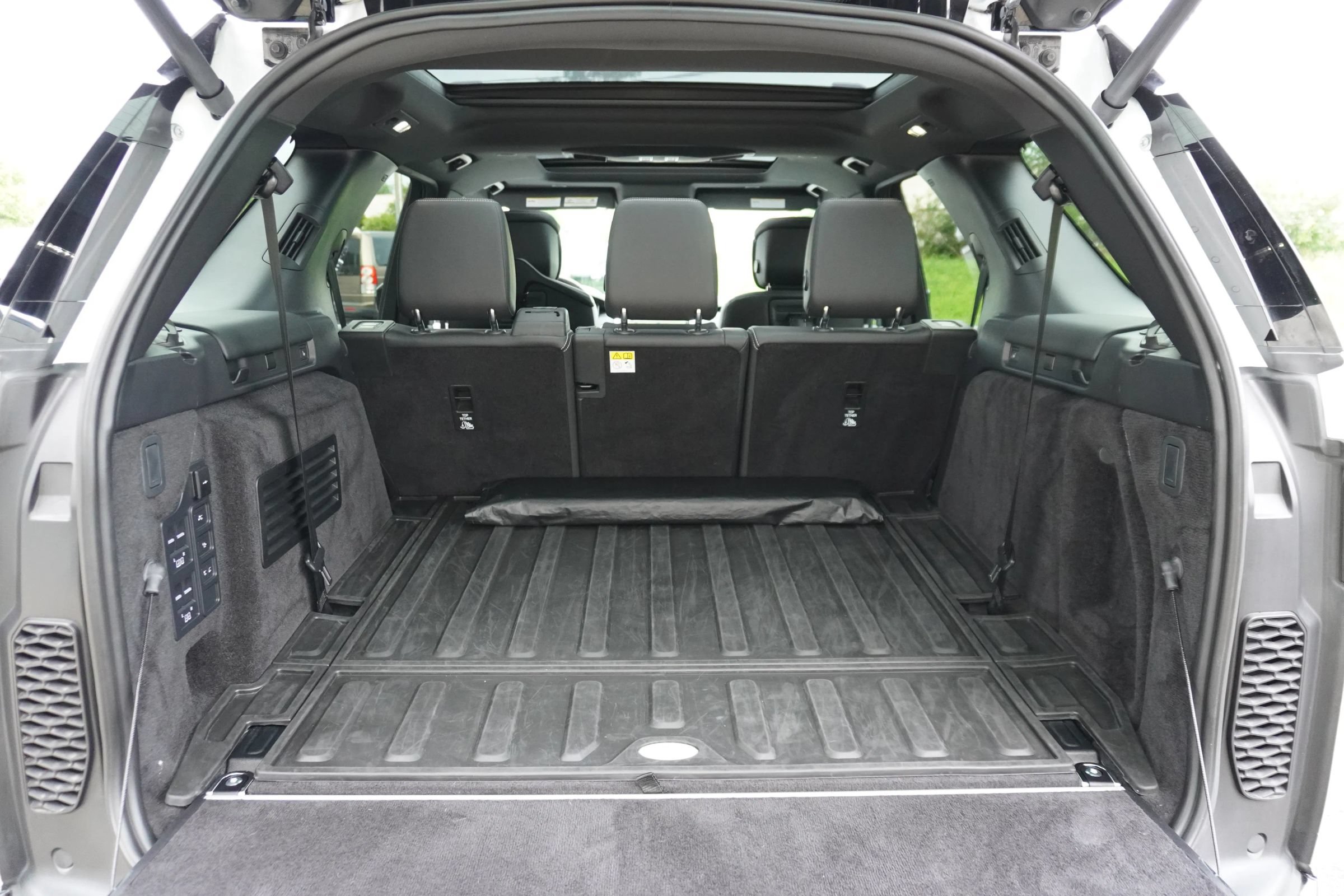 Used 2024 Land Rover Discovery Metropolitan Edition AWD/4WD image 28
