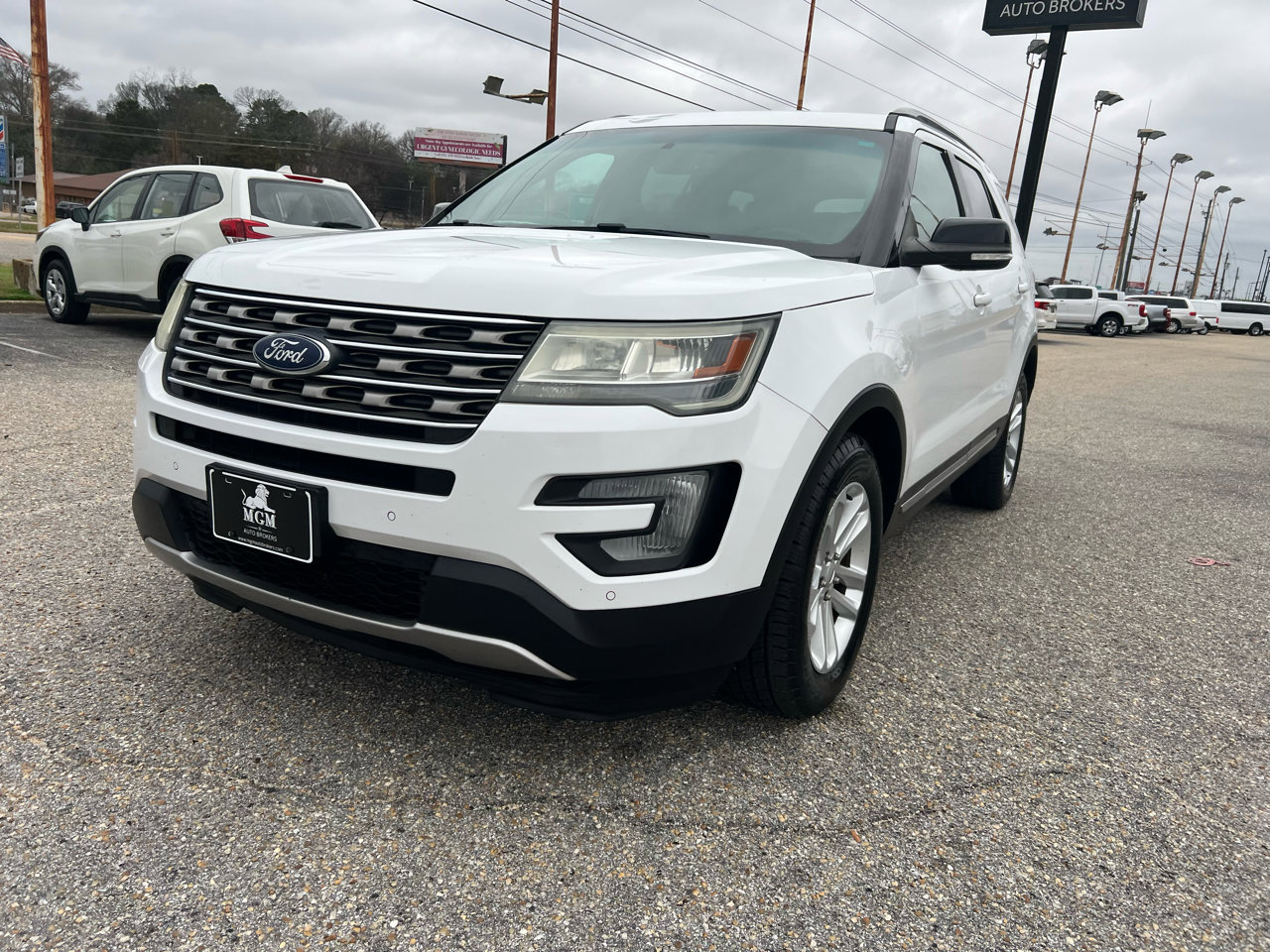 Used 2016 Ford Explorer XLT w/ Equipment Group 202A image 9