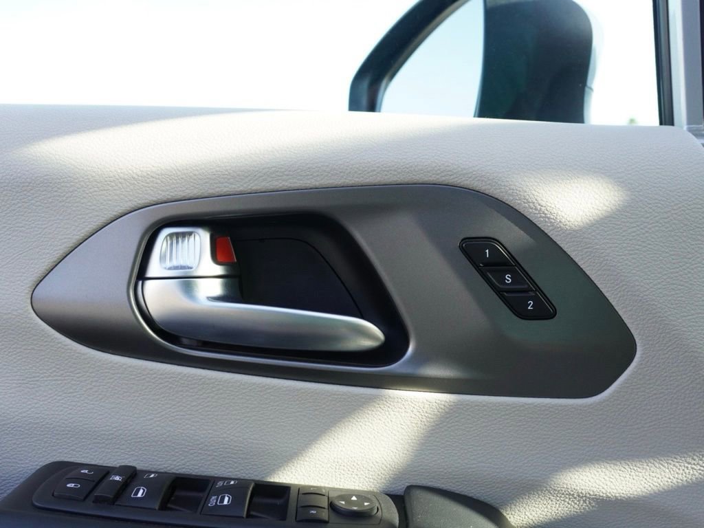 Certified 2023 Chrysler Pacifica Touring-L image 11