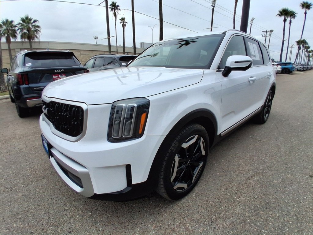 Used 2023 Kia Telluride EX w/ EX Captain's Chair Package image 3