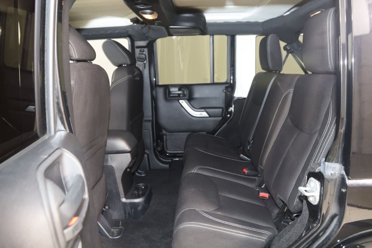 Used 2015 Jeep Wrangler Unlimited Sahara w/ Connectivity Group AWD/4WD image 41